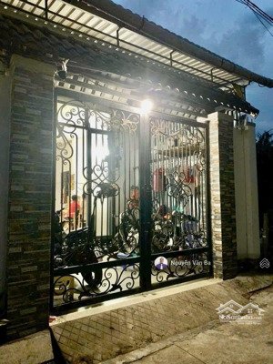 bán nhà đường 826c long hậu 5*16m, giá 1,95 tỷ, hẻm xe hơi, gần lê văn lương, sg village,không ngập