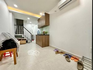 nhà nguyên căn - 1 trệt 2 lầu - 2 phòng ngủ 3wc - nhà mới ngay chợ hoà hưng