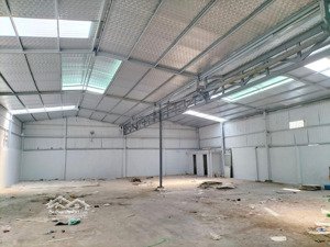 mặt bằng, kho xưởng ngay mặt tiền. dt 500m2, chủ nhà mới sửa xong. giá 40tr, đường xe cont 40f