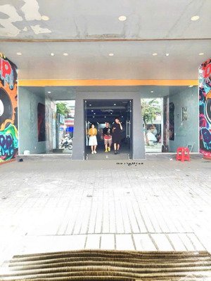 mặt tiền nguyên căn: đường tỉnh lộ 10, q.bình tân. dt: 8x60m ,1 lầu .giá: 55 triệu/tháng