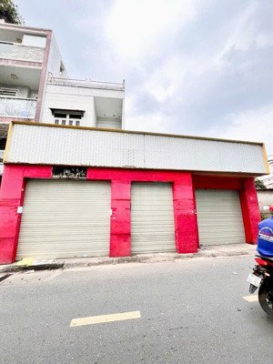 nguyên căn mặt tiền : 11 x 13m , 1 lầu .khu kinh doanh sầm uất .lh: phát