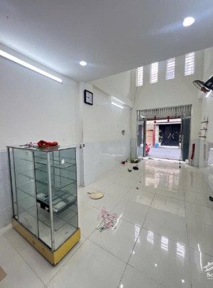 ngay trung tâm bàn cờ - đường 10m. btct.