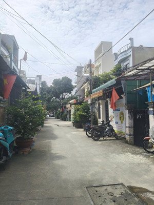 bán nhà cấp 4 (5x20 )trương thị hoa tân thới hiệp, q12, hẻm 8m , ô tô vào nhà.