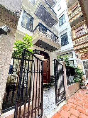 bán nhà riêng ngã 3 hào nam - cát linh, đống đa- gần hoàng cầu diện tích rộng- gần phố- haithoáng