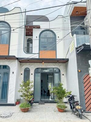 NHÀ TRỆT LẦU 2 MẶT TIỀN MỚI ĐẸP - 3 PHÒNG NGỦ - SÂN ĐẬU XE OTO GẦN BỆNH VIỆN NHI ĐỒNG CẦN THƠ