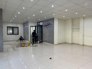 chính chủ cho thuê văn phòng tầng 2 tòa nhà trần quang diệu, đống đa, 100m2, giá chỉ 23tr/tháng