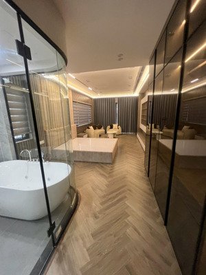 trung tâm thạch bàn long biên - dt 60m x 7 tầng thang máy - lô góc - ô tô ngủ trong nhà