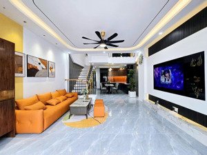 nhà đẹp mới xây, ngay phố minh khai, 40m2*5tầng, có sân để xe riêng, ô tô cách nhà 20m