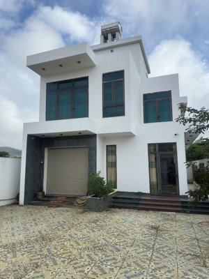 bán cả nhà cả đất 257m2, có đầy đủ nội thất trang thiết bị nhà vệ sinh khép kín trong ngôi nhà