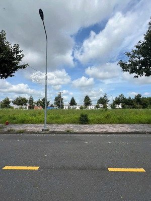 đất ngộp cách tthc bàu bàng chỉ 3p di chuyển, nằm trong kdc của becamex, dt 150m2, thổ cư 100%, shr