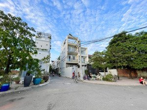 chính chủ nhà 3 tầng 1 tum, tự xây kiên cố view sông vạn phúc city