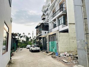 đất cách mặt tiền thạnh lộc 19 khoảng 20m.