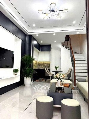 cho thuê nhà mới tinh phố ngọc thụy,ô tô đỗ gần, dt 37m2- 3pn nội thất đầy đủ 12tr