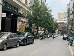 bán nhà mặt phố đống đa - khu vực hoàng cầu 7 tầng thang máy 33 tỷ