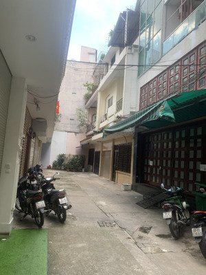 bán nhà hxh ngang 8 dài 10 sát q1