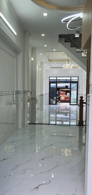 nhà mới xây xe hơi ngủ trong nhà trung tâm quận 08