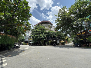 bán nhà mặt tiền đường dc 11, dt 4mx25m, nhà cấp 4, khu vip, gần ngay aeon mall tân phú