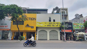 bán nhà mặt tiền cách mạng tháng 8, dt: 10m55 x35m, cn: 370m2, hđt: 1,7 tỷ/ năm