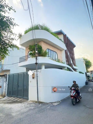 biệt thự 131m2- 3 tầng góc 2 mặt tiền đẹp sát hoàng diệu 2- hẻm 6m thông võ văn ngân, tô vĩnh diện