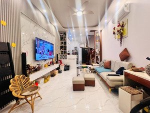 nhỉnh 8 tỷ nhà đẹp ở ngay dân xây quan nhân thanh xuân gần hồ gần oto 30m2 5 tầng 3.5m mặt tiền