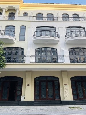 hoàn thiện 2 tầng. chà là 63m2 vin2. giá tốt