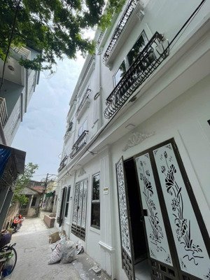 bán nhà 32m2 giá 2tỷ800 ngõ ô tô gần nhà nhà đẹp không lỗi phong thủy , nhà thiết kế đẹp,chợ trường