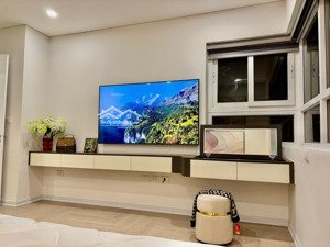 gia đình chuyển vào sài gòn bán gấp căn hộ 135m tầng 15 ban công đn full đồ như ảnh , giá có tl...