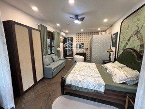 **phú nhuận nhà đẹp 5 tầng góc 2 mặt hẻm xe hơi có thang máy