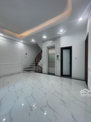 nhà bạch mai, hai bà trưng. ô tô đỗ cửa, thang máy. mt:4,1m, dt:42m2, giá: 12,5 tỷ.
