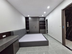 chính chủ bán nhà ngõ 24 ngọc lâm 35m2 x 6 tầng long biên- thang máy- 4pn-full nội thất, gần ô tô