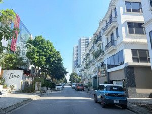 bán nhà 185m2 mặt đường vỉa hè ôtô tránh kinh doanh - ưu điểm là nhà 2 mặt đường - gần hồ điều hòa