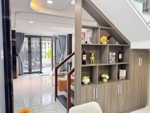 chủ gấp bán nhà đẹp vào ở ngay chỉ 5.7 tỷ
hẻm xe hơi trung tâm p9, gò vấp dt: 3.6 x 12m