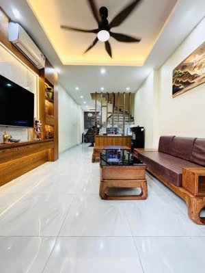 bán nhà ngọc thụy cực đẹp gần chợ - ô tô 7 chỗ đỗ cửa - gần phố - đông dân cư