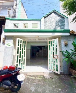 tỉnh lộ 10, 4,5m x 15m, ko lộ giới, 2 tầng btct, hẻm xe hơi, 5p qua aeon, sát khu tên lửa