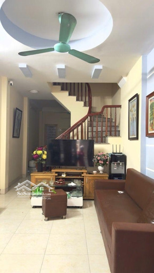 chị nhàn. gủi bán căn nhà. phố thanh bình , hà đông. gia đình muốn chuyển công tác vào đà nẵng