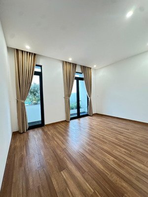 nhà đường 10m5 vìa hè 5m- hòa xuân, đà nẵng nhà 3 tầng, 3 mê, 4 phòng ngủ lh 