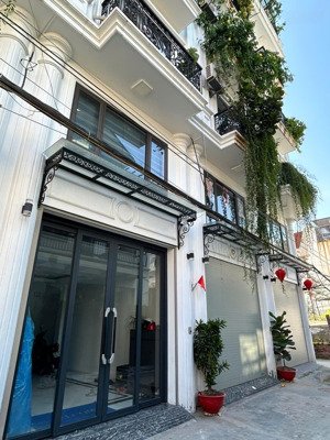 hiếm, không có căn thứ 2 tại long biên, lô góc 91m2, mt4.5m, ô tô tránh thông, 3 thoáng giá 11.9 tỷ