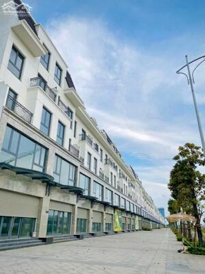 Bán nhà 5 tầng ngay cạnh bãi đỗ xe, đối diện Vinhomes chỉ 5,x tỷ