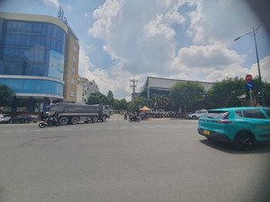 siêu phẩm góc 2 mặt tiền lê văn việt q. thủ đức, dt: 30x50, cn 1400m2, giá chỉ 150 triệu m2