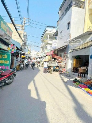 mua đất tặng nhà vị trí siêu đẹp thích hợp để kinh doanh buôn bán dt 3,5x24m ngay chợ tấp nập