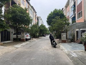 83m 5tầng mt 5m -- hoàn thiện đẹp -- lk kđt văn khê -- không lỗi gì -- giá đầu tư