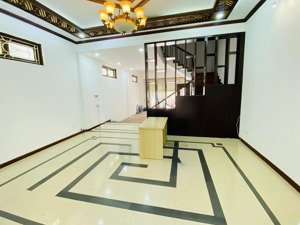 cho thuê nhà nguyễn cơ thạch, 135m2, 5 tầng, lô góc, nhà đẹp, 50tr