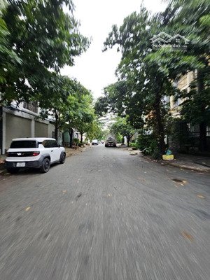 bán đất 5.5x14m mặt tiền đường 6m sát chợ phú thuận q7, cách trung tâm q1 chỉ 10 duy chuyển.