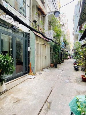 trung tâm q 3 , 4 tầng btct - nhà mới đẹp - thông tứ tung - nhỉnh 5 tỷ