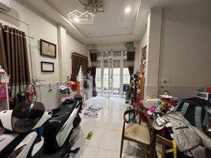 bán nhà quận 10 - 2 mặt thoáng - gần mặt tiền - diện tích lớn - chỉ 6 tỷ nhỉnh