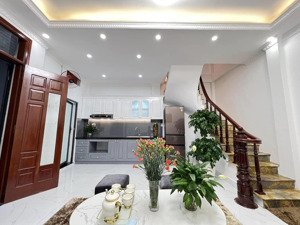 chính chủ bán gấp nhà 38m2 5 tầng 3 ngủ giá 7.3 tỷ 30m ra ô tô, sổ đỏ, nhà thoáng, ngõ xe 3bánh