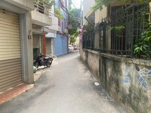 13tỷ có nhà nguyễn văn cừ 64m 2 thoáng , ô tô vào nhà , đường 16 chỗ tránh