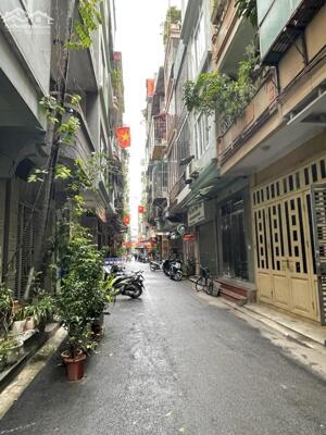 BÁN NHÀ PHÂN LÔ Ô TÔ TRÁNH – KINH DOANH – TRẦN QUỐC HOÀN, CẦU GIẤY Diện tích: 40m² • 5 tầng • Giá: 18.4 tỷ