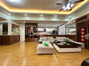 bán căn hộ chung cư cao cấp lô góc 135m, 3 ngủ giá 9 tỷ full nội thất.