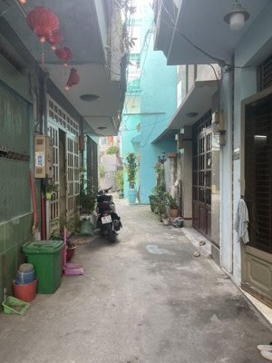 nhà vuông vứt quận 7, khu dân cư, đầy đủ tiện ích